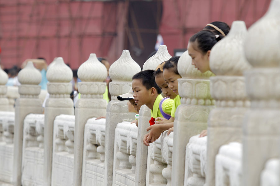 Some of the Yunnan students enjoy themselves in the Palace Museum in Beijing on July 30, 2015. [Photo by Zhu Xingxin / chinadaily.com.cn] 
