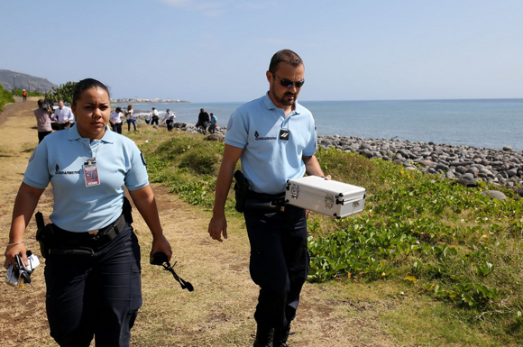 Investigators will look at the details of the flaperon discovered on Reunion Island to decide whether it belongs to the Malaysia Airlines MH370 flight, said Malaysian Transport Minister Liow Tiong Lai on Monday. [Photo/Xinhua]