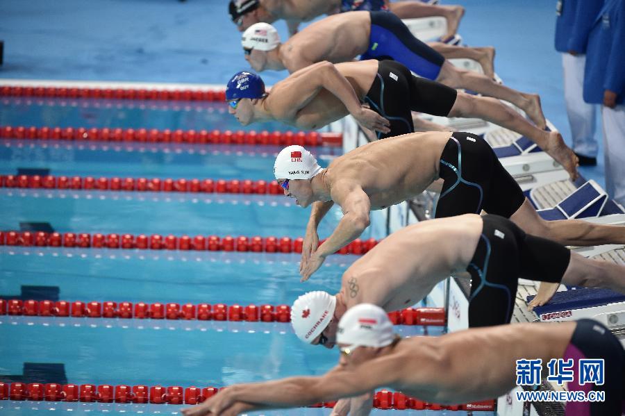 8月2日，孙杨（中）在比赛中。当日，在俄罗斯喀山市举行的第16届游泳世锦赛男子400米自由泳决赛中，中国选手孙杨以3分42秒58的成绩获得冠军。[新华社]