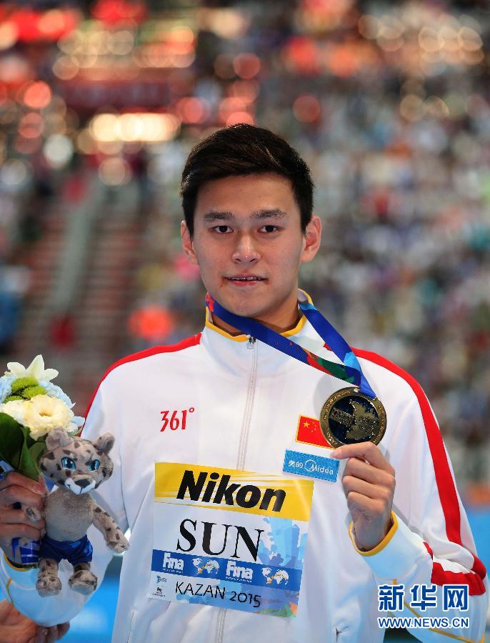8月2日，金牌得主孙杨在颁奖仪式上。当日，在俄罗斯喀山市举行的第16届游泳世锦赛男子400米自由泳决赛中，中国选手孙杨以3分42秒58的成绩获得冠军。[新华社]