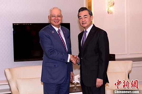 Malaysian Prime Minister Najib Razak (L) on Tuesday meets with visiting Chinese Foreign Minister Wang Yi, August 4, 2015. [Photo/Chinanews.com]