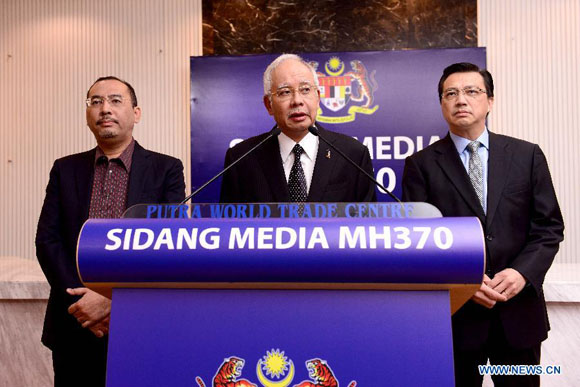 Malaysian Prime Minister Najib Razak (C) attends a press conference on the missing Malaysian Airlines flight MH370 in Kuala Lumpur, Malaysia, Aug. 6, 2015. Verification had confirmed that the debris discovered on the Reunion Island belongs to the missing Malaysian Airlines flight MH370, Malaysian Prime Minister Najib Razak announced here early on Thursday. [Photo/Xinhua]