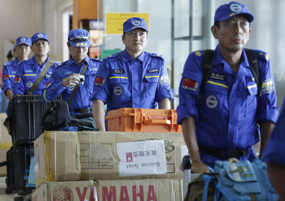 A ten-member Chinese rescue team arrived in Yangon by plane Tuesday to extend helping hand to Myanmar people affected by severe flood which has killed at least 47 people.[Photo/Xinhua]