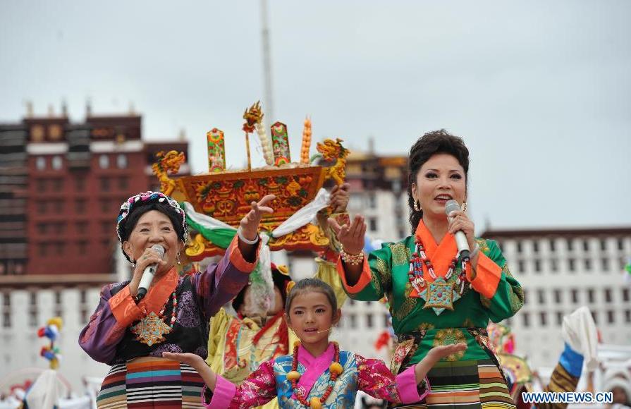 Tibetan singers perform at the Potala Palace Square in Lhasa, southwest China's Tibet Autonomous Region, Aug. 3, 2015. Artists from Xinlianxin Art Troupe, organized by China's Central Television, started a tour in Tibet on Monday to mark the 50th anniversary of the establishment of Tibet Autonomous Region. [Photo: Xinhua]
