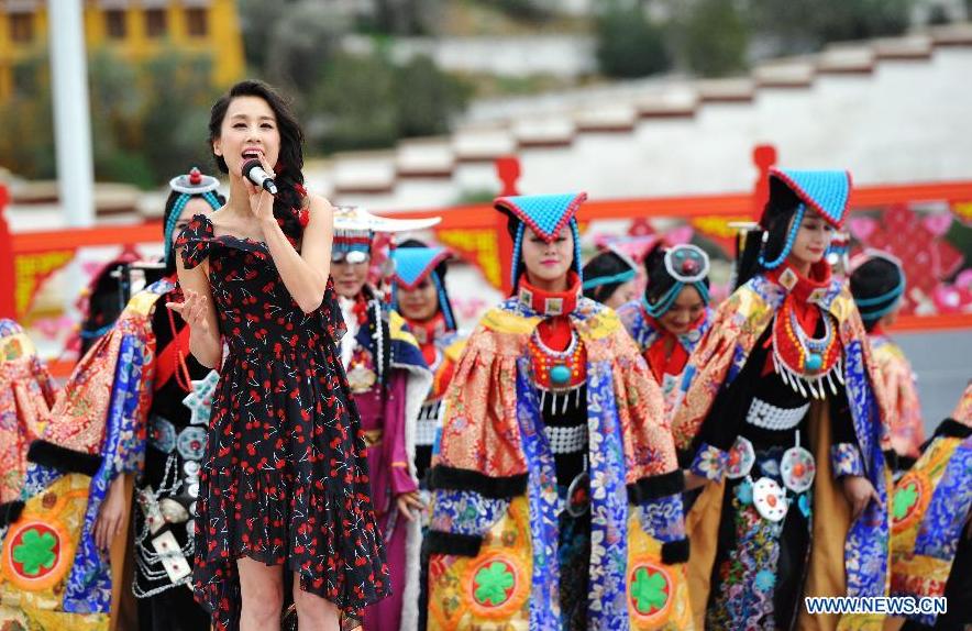 Singer Eva Huang sings at the Potala Palace Square in Lhasa, southwest China's Tibet Autonomous Region, Aug. 3, 2015. Artists from Xinlianxin Art Troupe, organized by China's Central Television, started a tour in Tibet on Monday to mark the 50th anniversary of the establishment of Tibet Autonomous Region. [Photo: Xinhua]