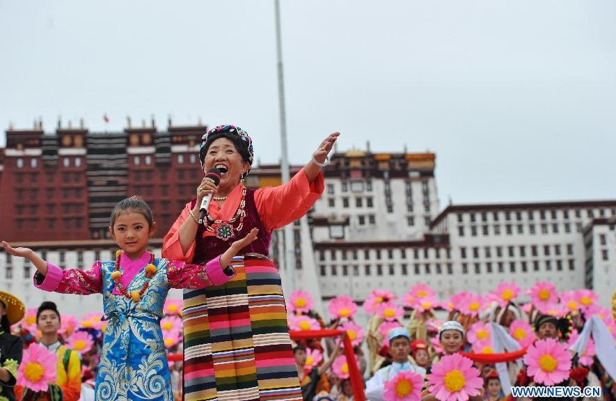 　Tibetan singers sing at the Potala Palace Square in Lhasa, southwest China's Tibet Autonomous Region, Aug. 3, 2015. Artists from Xinlianxin Art Troupe, organized by China's Central Television, started a tour in Tibet on Monday to mark the 50th anniversary of the establishment of Tibet Autonomous Region. [Photo: Xinhua]