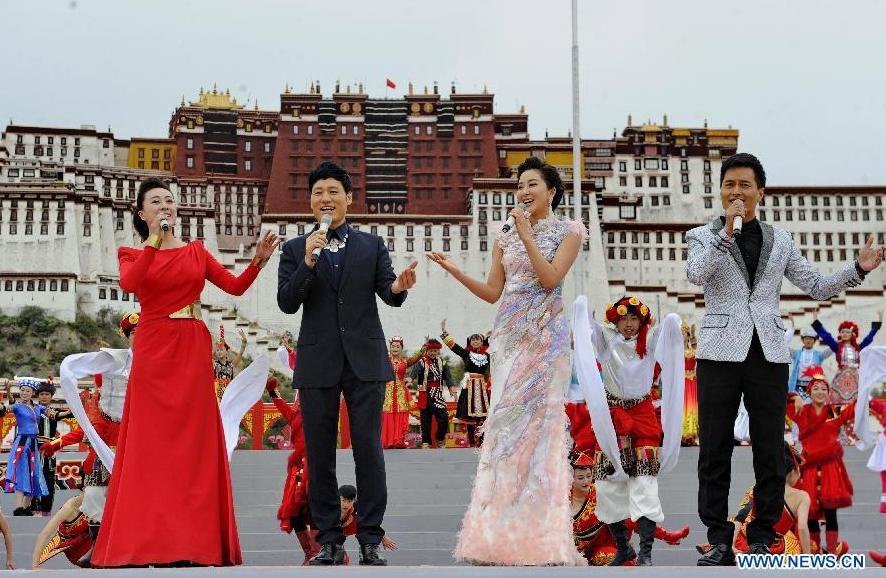 Singers Qu Dan, Hao Tian, Yi Liyuan and Yun Fei(from L to R) sing at the Potala Palace Square in Lhasa, southwest China's Tibet Autonomous Region, Aug. 3, 2015. Artists from Xinlianxin Art Troupe, organized by China's Central Television, started a tour in Tibet on Monday to mark the 50th anniversary of the establishment of Tibet Autonomous Region. [Photo: Xinhua]