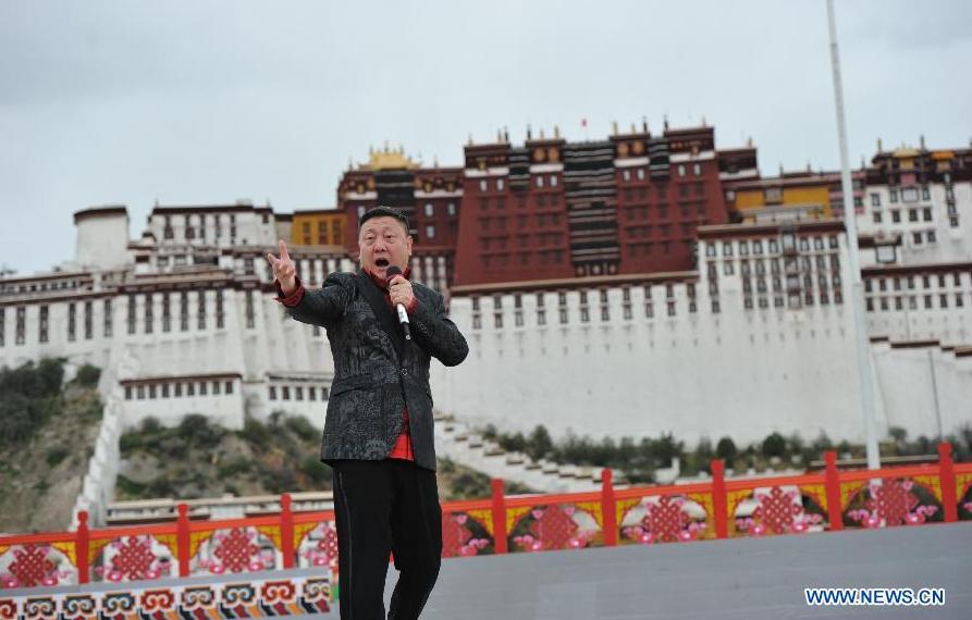 Singer Han Lei sings at the Potala Palace Square in Lhasa, southwest China's Tibet Autonomous Region, Aug. 3, 2015. Artists from Xinlianxin Art Troupe, organized by China's Central Television, started a tour in Tibet on Monday to mark the 50th anniversary of the establishment of Tibet Autonomous Region. [Photo: Xinhua]