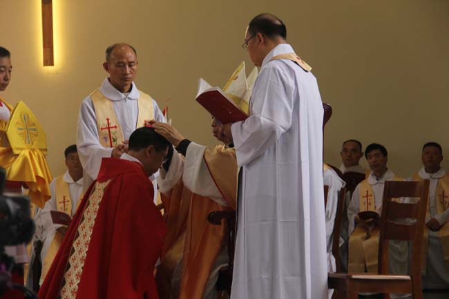 The Reverend Joseph Zhang Yilin is ordained a Catholic bishop of Anyang, Henan province, during a ceremony attended by more than 1,500 people, including 75 priests and 120 nuns on Aug 4,2015. [Photo by Li Jianlin/ For China Daily] 