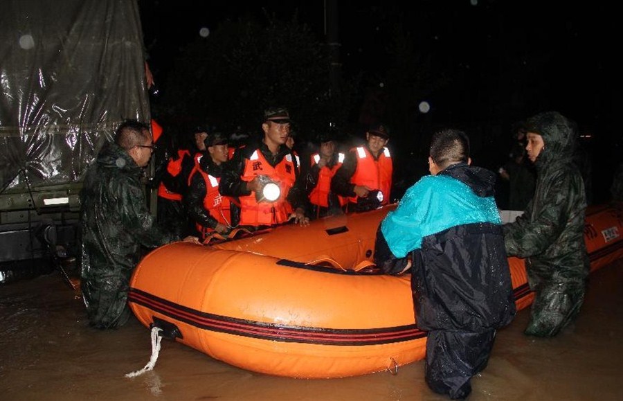 Police from Taizhou Armed Police Detachment prepare a raft in early morning in Taizhou, east China's Zhejiang Province, Aug. 10, 2015.