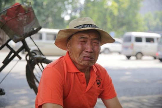 A number of sanitation workers aged over 65 working in a community district of Xi'an, Shaanxi Province, were laid off recently because they were past the retirement age as well as not being able to pay their pension insurance premiums.