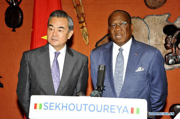 Chinese Foreign Minister Wang Yi (L) and Guinean Foreign Minister Francois Lounceny Fall attend a press conference in Conakry, Guinea, Aug. 10, 2015. [Photo/Xinhua]