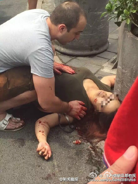 A woman is seen laying on the floor with blood in Beijing. [Photo: weibo.com] 
