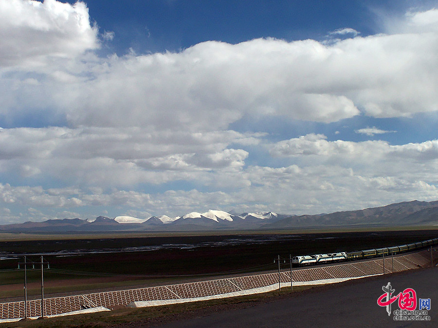 Photo taken on August 3, 2006 shows the train running on the Qinghai-Tibet Railway, which links Xining, capital of Qinghai Province with Lhasa, capital of Tibet Autonomous Region. The Qinghai-Tibet Railway was put into operation on July 1, 2006. [Photo by Yang Jia/China.org.cn]