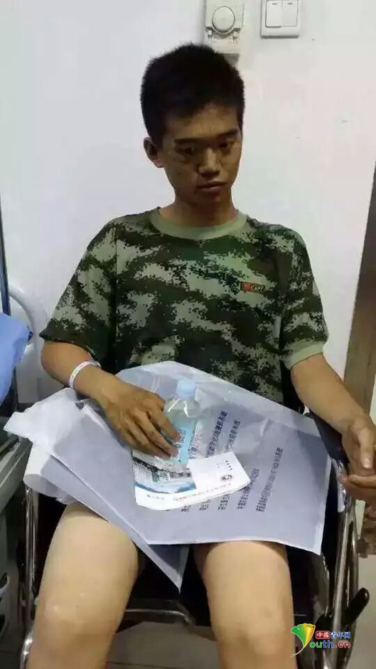 Firefighter Zhou Ti is receiving medical treatment in the hospital. [Photo/youth.cn]
