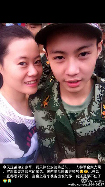Photo of Yuan Yuan sending off her brother to join the army. [Photo from Weibo] 