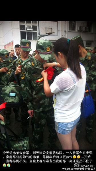Photo of Yuan Yuan sending off her brother to join the army. [Photo from Weibo]