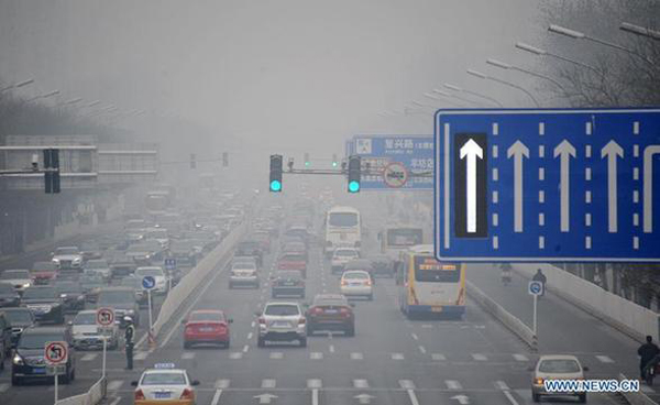  A file photo shows the traffic condition on Fuxing Road, Haidian District, Beijing. [Photo: Xinhua]