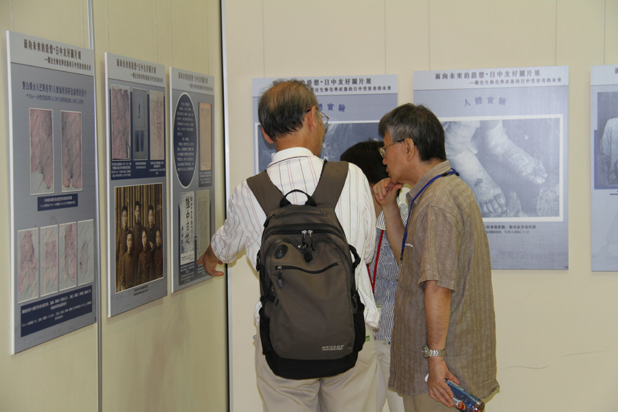A four-day photo exhibition on Japan's bacteriological chemical warfare has kicked off in Tokyo, Japan, on Aug. 15, 2015. Scores of people have turned out to visit the exhibition. [Photo: crienglish.com]
