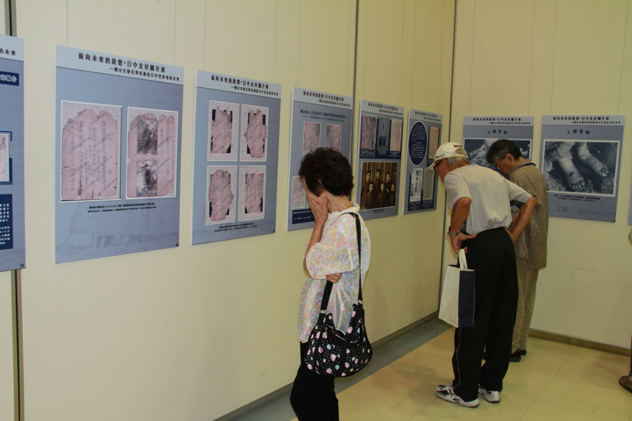 A four-day photo exhibition on Japan's bacteriological chemical warfare has kicked off in Tokyo, Japan, on Aug. 15, 2015. Scores of people have turned out to visit the exhibition. [Photo: crienglish.com] 