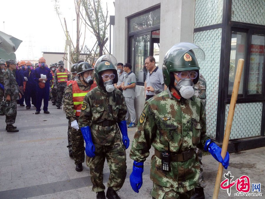 Rescuers are cleaning hundreds of tonnes of highly-toxic cyanide remaining in north China's Tianjin city following warehouse blasts that killed at least 112 people on Wednesday night.[Photo/China.com.cn] 