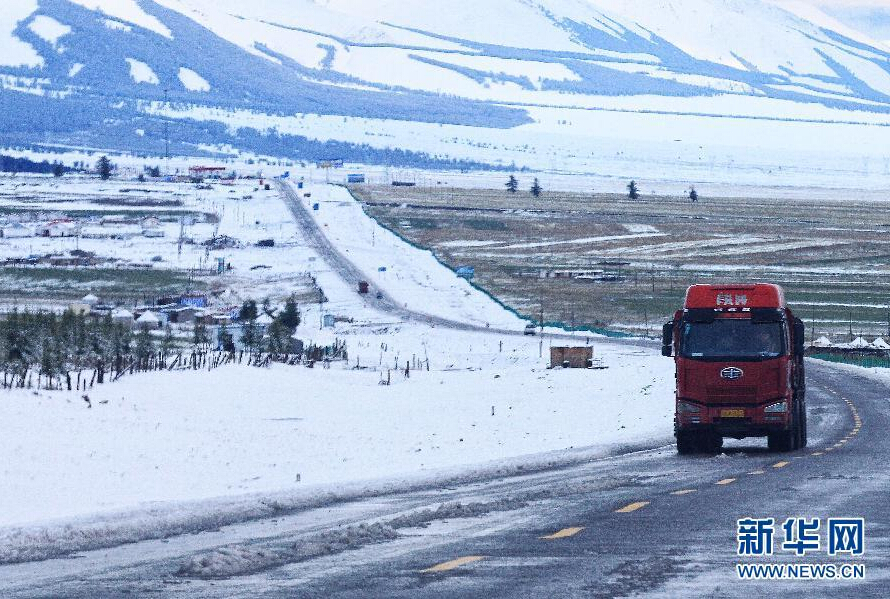 Hami witnessed the first snowfall in this autumn Sunday.