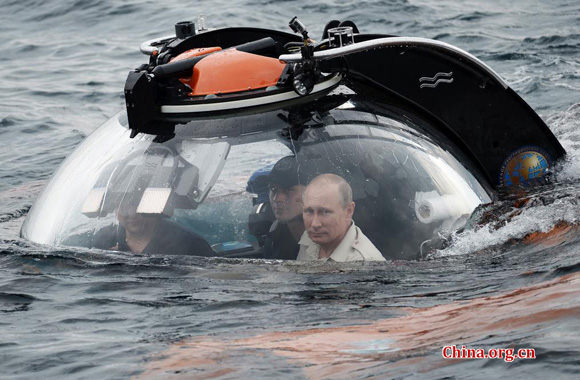 Vladimir Putin climbs into a three-seat submersible craft on Tuesday to check out an ancient sunken ship found recently in the Black Sea off the coast of Crimea - the peninsula annexed by Russia last year from Ukraine. [Photo/China.org.cn]