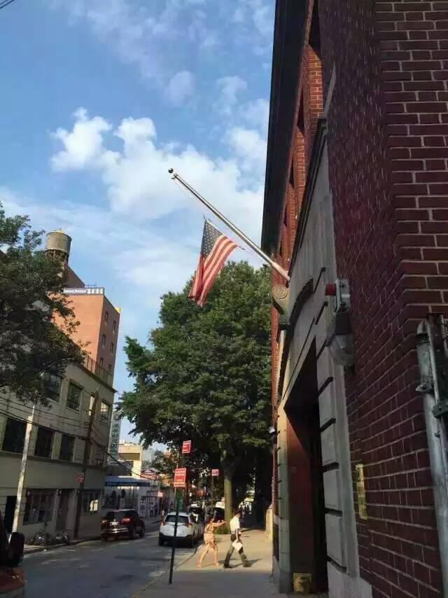 Firefighters in the New York State, United States, fly a flag at half-mast to mourn for Tianjin blast victims, August 18, 2015. [Photo/weixin]