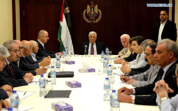Palestinian President Mahmoud Abbas(C) attends the Executive Committee of the Palestine Liberation Organization (PLO)'s meeting in Ramallah, on Aug. 22, 2015. Palestinian President Mahmoud Abbas, chairman of Palestine Liberation Organization (PLO) and nine PLO executive committee members resigned, a senior official said on Saturday. [Photo/Xinhua]