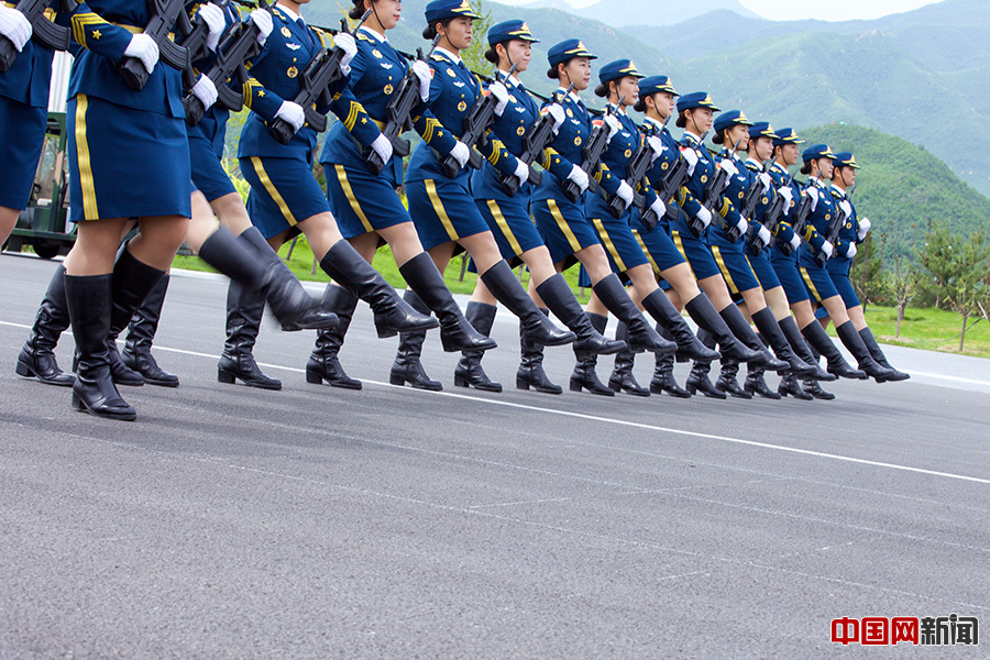 8月14日，记者来到北京某阅兵训练基地实地探访阅兵训练活动。此次受阅徒步方队的数量有所减少，但方队编成更加合理。此次徒步方队有三项显著特点：增加了旗手排面、英模部队方队的领队全部是现职军职领导干部、三军仪仗队女兵首次参加大阅兵。