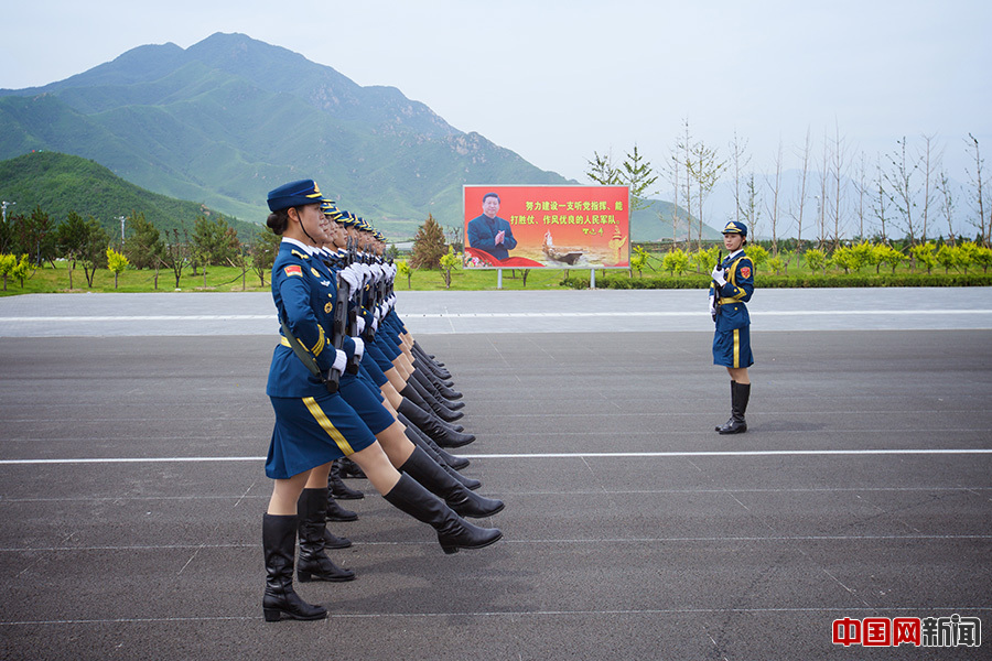 8月14日，记者来到北京某阅兵训练基地实地探访阅兵训练活动。此次受阅徒步方队的数量有所减少，但方队编成更加合理。此次徒步方队有三项显著特点：增加了旗手排面、英模部队方队的领队全部是现职军职领导干部、三军仪仗队女兵首次参加大阅兵。