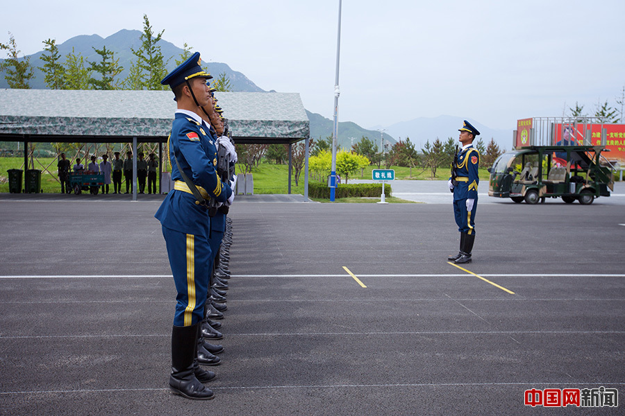 8月14日，记者来到北京某阅兵训练基地实地探访阅兵训练活动。此次受阅徒步方队的数量有所减少，但方队编成更加合理。此次徒步方队有三项显著特点：增加了旗手排面、英模部队方队的领队全部是现职军职领导干部、三军仪仗队女兵首次参加大阅兵。