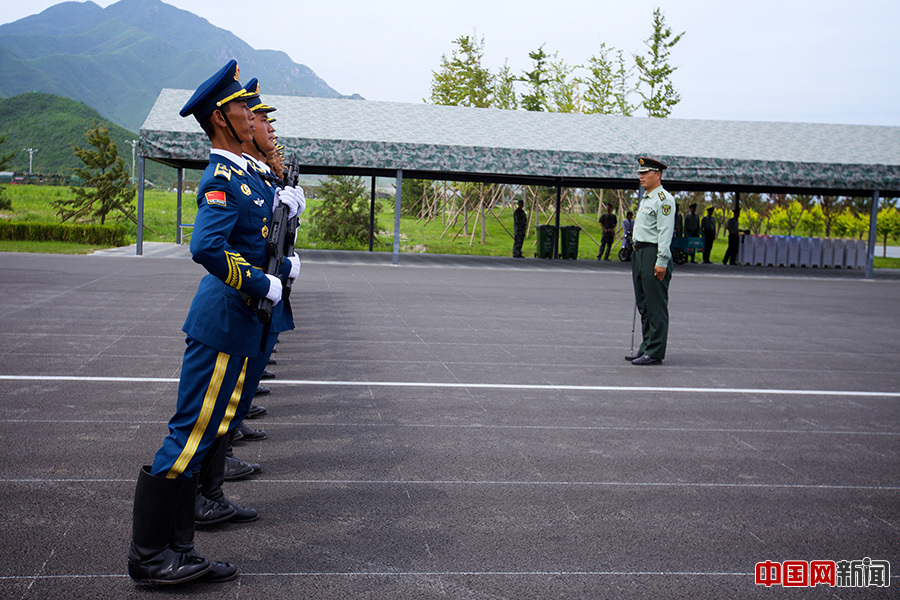 8月14日，记者来到北京某阅兵训练基地实地探访阅兵训练活动。此次受阅徒步方队的数量有所减少，但方队编成更加合理。此次徒步方队有三项显著特点：增加了旗手排面、英模部队方队的领队全部是现职军职领导干部、三军仪仗队女兵首次参加大阅兵。