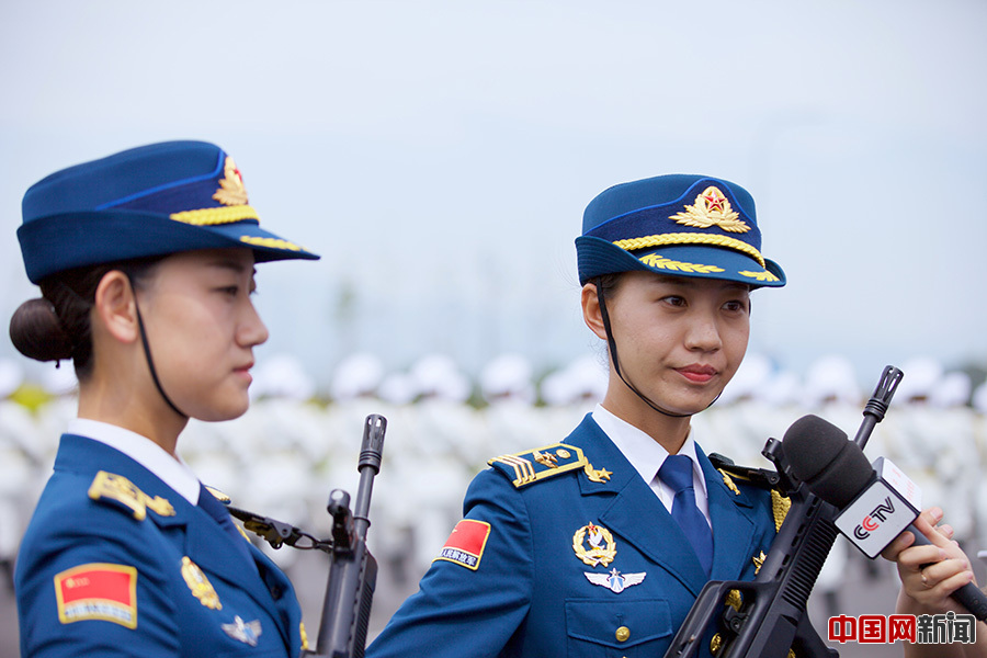 8月14日，记者来到北京某阅兵训练基地实地探访阅兵训练活动。此次受阅徒步方队的数量有所减少，但方队编成更加合理。此次徒步方队有三项显著特点：增加了旗手排面、英模部队方队的领队全部是现职军职领导干部、三军仪仗队女兵首次参加大阅兵。