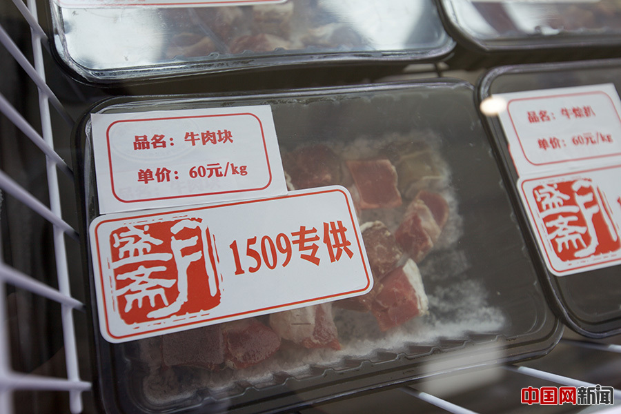 肉類展示間內的生肉,據悉軍隊特供食品價格會比市場價格低一些.