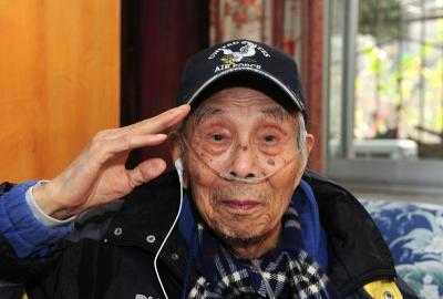  The photo taken on Feb, 11, 2015, shows 99-year-old Zhang Yisheng in an interview with a Sichuan local newspaper. [Photo: wccdaily.scol.com.cn]