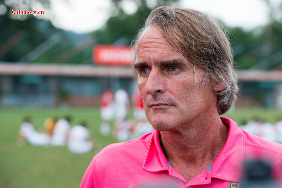 Mainland FA U16 team&#39;s Dutch head coach Jan Olde Riekerink takes a media interview after a match with Hong Kong U16 on Saturday during the 2015 ... - d02788e9b7261744b33d0a