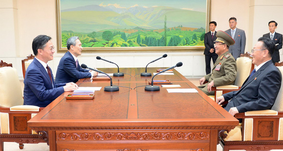 Officials from South Korea and the Democratic People's Republic of Korea (DPRK) held top-level dialogue in South Korea, Aug. 25, 2015. [Photo/Xinhua]