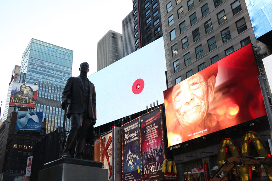  A public service promotional video for caring for and helping veterans, who had fought in the Chinese people's War of Resistance Against Japanese Aggression (1937-45), is delivered by China's ZTE Corporation on billboard-size screens in New York City's Times Square, grabbing the attention of passers-by, on Aug 14, 2015. [Photo by Han Meng for China Daily]