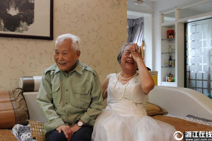 Four couples over the age 80 took wedding photos in Jinhua city, east China's Zhejiang province on Aug 14, with the help of students from Zhejiang Normal University. [Photo/zjol.com.cn] 