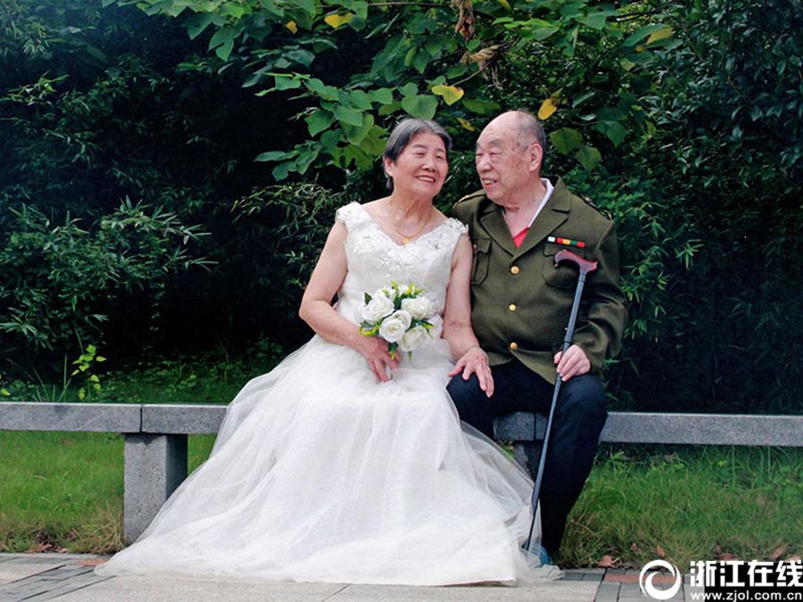 Four couples over the age 80 took wedding photos in Jinhua city, east China's Zhejiang province on Aug 14, with the help of students from Zhejiang Normal University. [Photo/zjol.com.cn] 