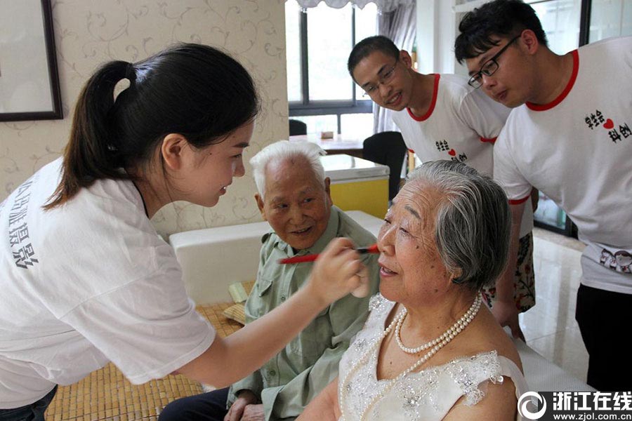 Four couples over the age 80 took wedding photos in Jinhua city, east China's Zhejiang province on Aug 14, with the help of students from Zhejiang Normal University. [Photo/zjol.com.cn]