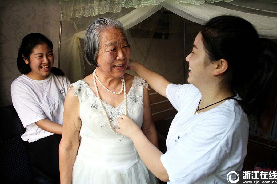 Four couples over the age 80 took wedding photos in Jinhua city, east China's Zhejiang province on Aug 14, with the help of students from Zhejiang Normal University. [Photo/zjol.com.cn]