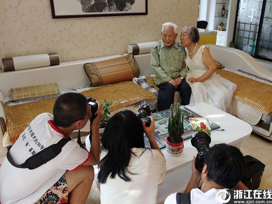 Four couples over the age 80 took wedding photos in Jinhua city, east China's Zhejiang province on Aug 14, with the help of students from Zhejiang Normal University. [Photo/zjol.com.cn] 