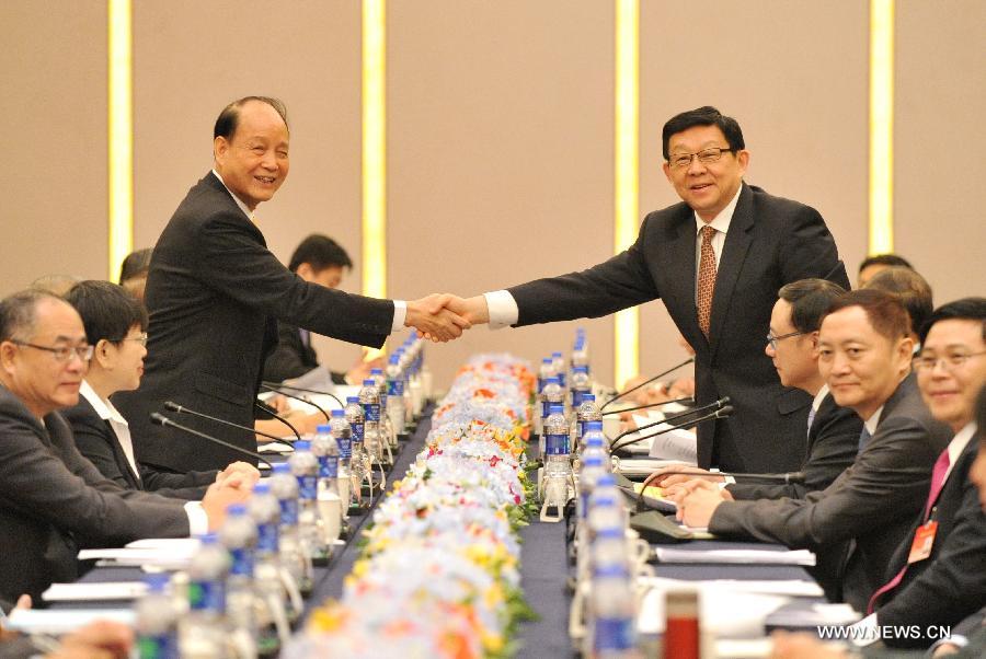 Chinese mainland-based Association for Relations Across the Taiwan Straits (ARATS) president Chen Deming (R) and Taiwan-based Straits Exchange Foundation (SEF) chairman Lin Join-sane shake hands before talks in Fuzhou, capital of southeast China's Fujian Province, Aug. 25, 2015. 