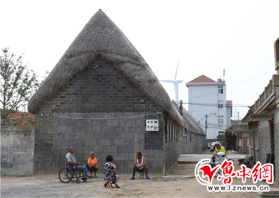 A seaweed bungalow is also called sea-moss house or kelp house. It gets its name from the seaweed that grows along the coast of Shandong Peninsula, which is used to cover rooftops of houses. [lznews.cn]