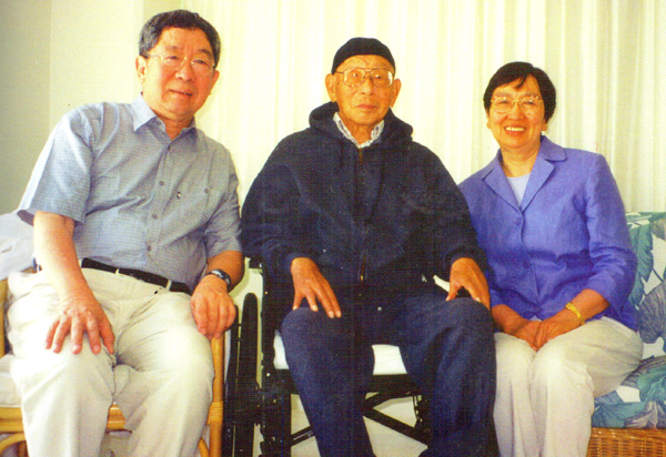 Yan Mingguang (right) and her younger brother Yan Mingfu (left) visit Zhang Xueliang in Hawaii in 1991. Photo Provided to China Daily 