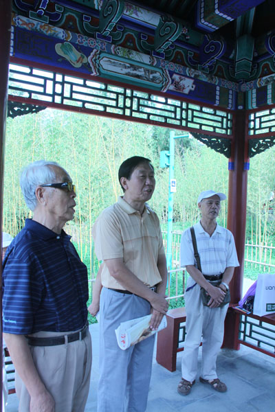 Retirees participate in a chorus singing songs about patriotism and heroism in Zizhuyuan Park, Beijing. [China.org.cn /By Wu Jin]