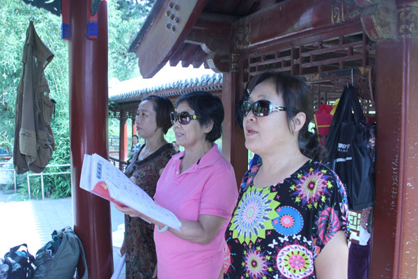 Retirees participate in a chorus singing songs about patriotism and heroism in Zizhuyuan Park, Beijing. [China.org.cn /By Wu Jin] 