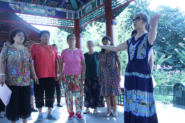 Retirees participate in a chorus singing songs about patriotism and heroism in Zizhuyuan Park, Beijing. [China.org.cn /By Wu Jin] 
